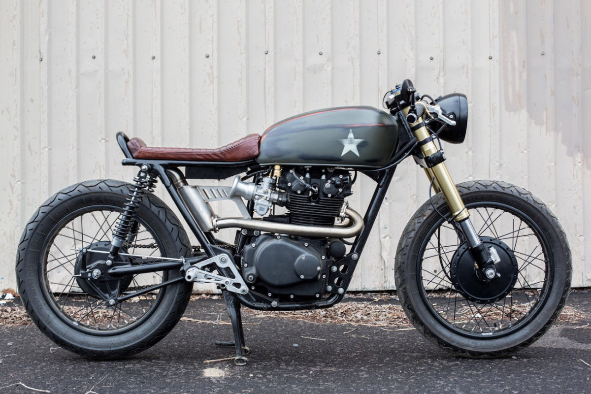 Une Honda CB450 cafe racer au look agressif