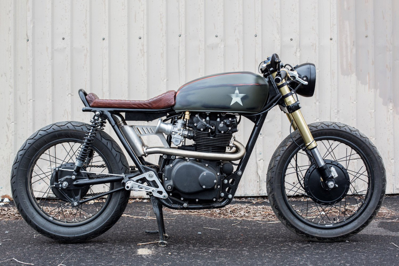 Une Honda CB450 cafe racer  au look agressif