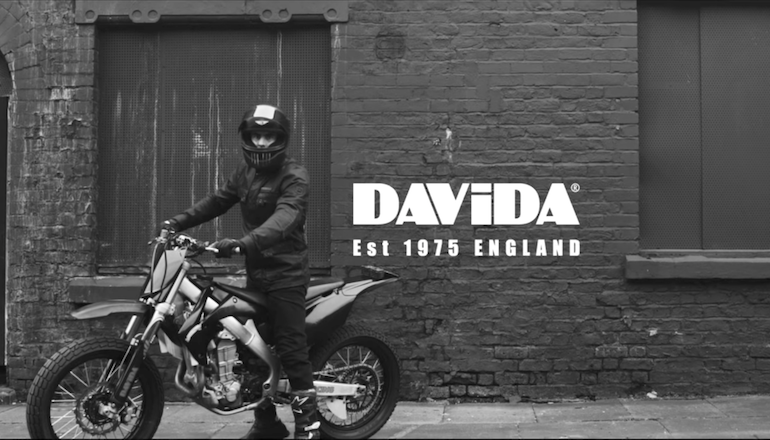 Découvrez les casques de moto Koura signés Davida Helmets