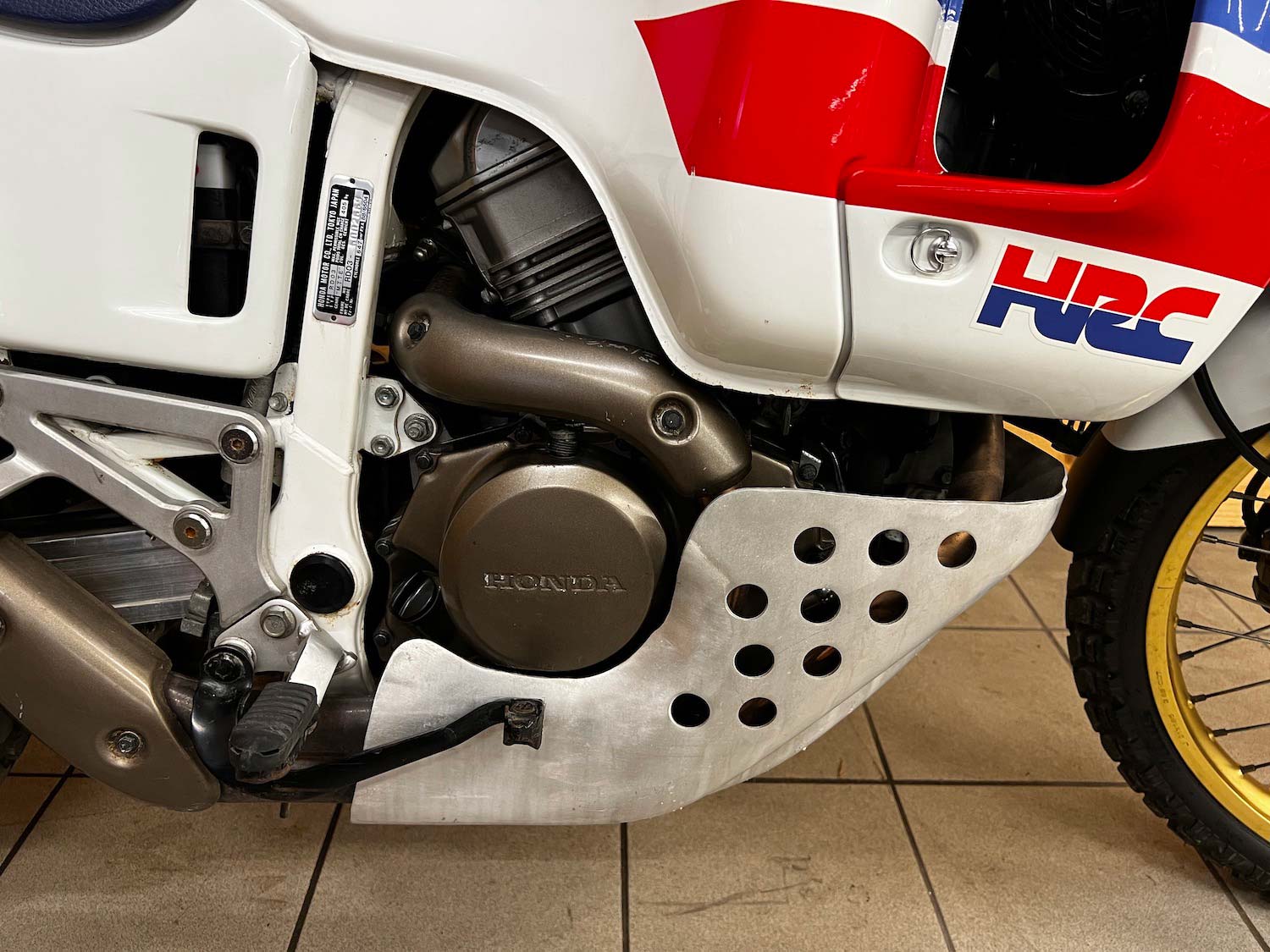 Honda_Africa_Twin_Cezanne_classic_motorcycle_9-153.jpg
