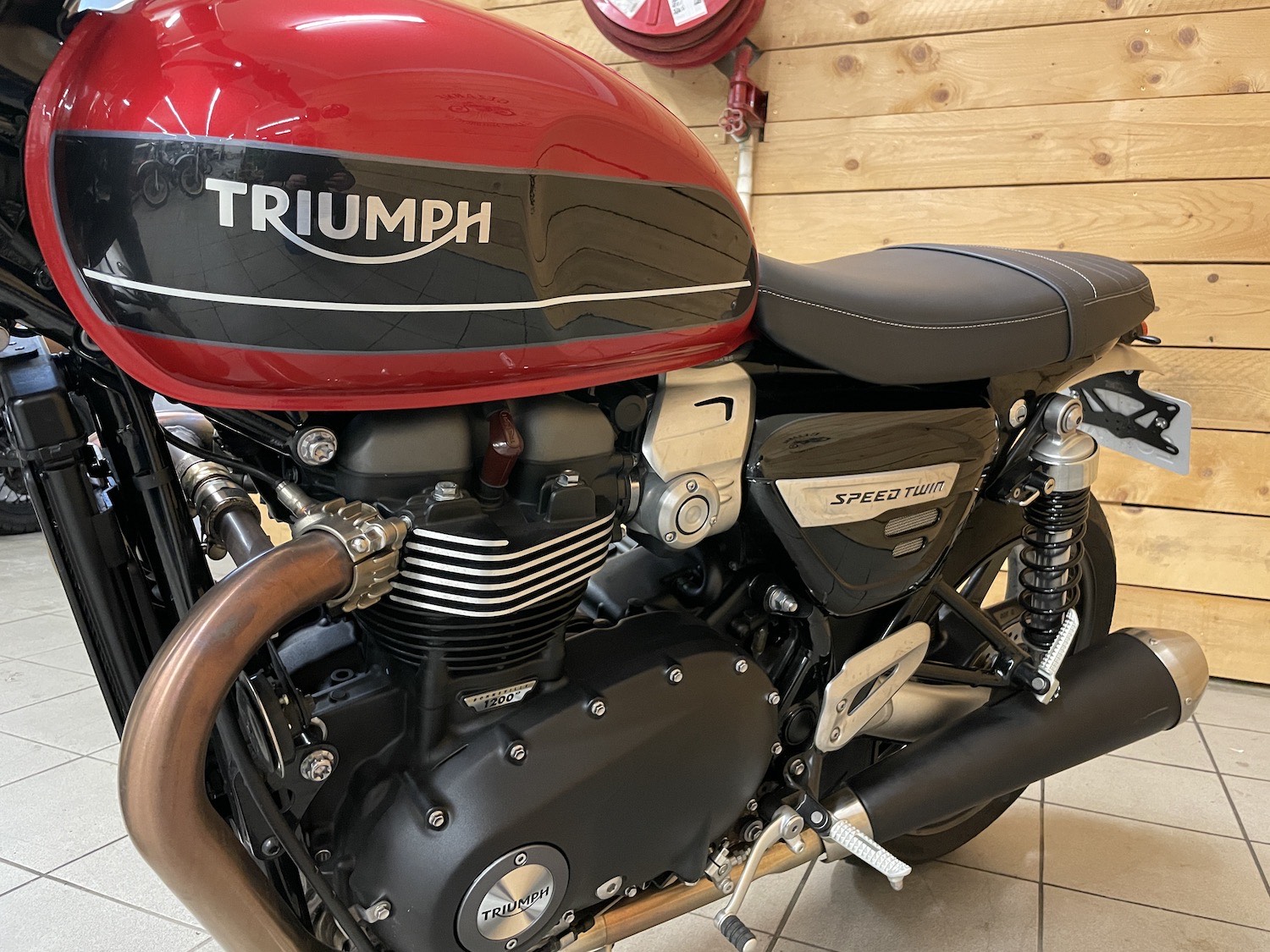 Triumph_SpeedTwin_1200_2019_cezanne_classic_motorcycle_1-102.jpg